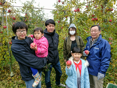 マスクの女性がいる家族